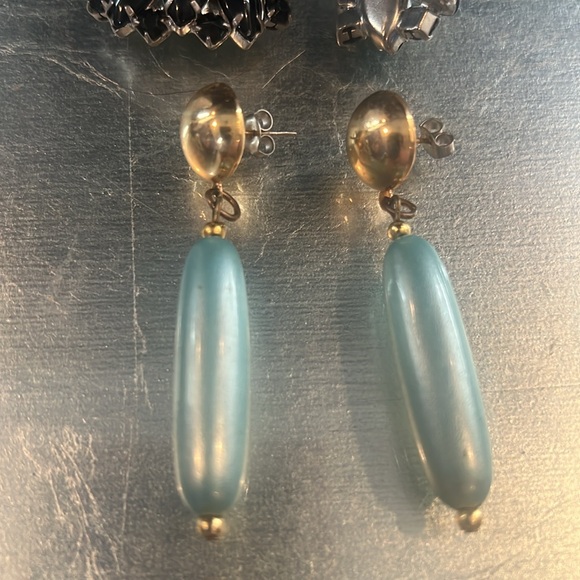 Gorgeous 4 pairs of clips screw backs and pierced - Picture 3 of 5